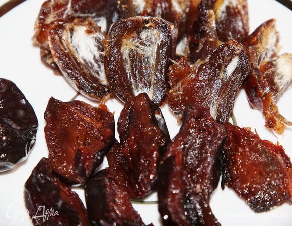 Сливы и финики режем пополам, избавляемся от косточек.