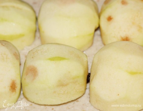 Достаем тесто из холодильника и половину без капель раскатываем в пласт толщиной 0,5 см или чуть толще, как получится. Тесто по краям будет рваться — не беда. Приблизительно прикидываем сколько места займет начинка: пробуем разложить яблоки. По краям должно остаться где-то по 1 см. Я раскатывала сразу на пергаменте, потом с пергаментом перенесла на противень.