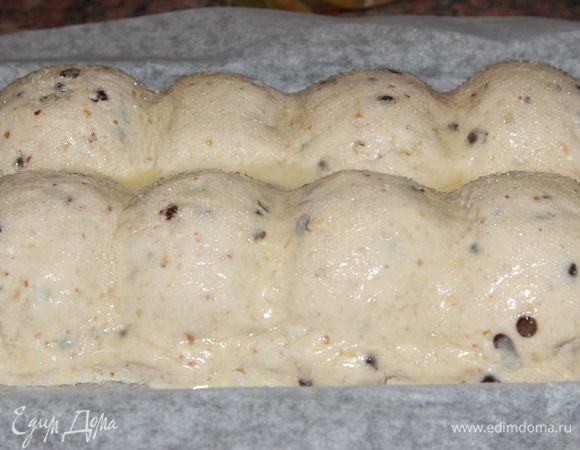 Раскатываем тесто с каплями и накрываем им начинку. По контуру хорошо приминаем тесто, остатки обрезаем. Из них можно испечь печенюшки. Вилкой взбиваем яйцо и хорошо смазываем пирог. Сверху посыпаем сахаром.