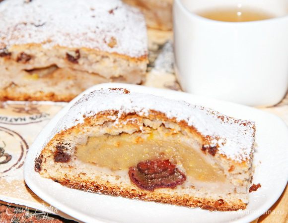 Посыпаем сверху сахарной пудрой. Подаем теплым или полностью охлажденным. Автор утверждает, что вкусно с мороженым. Не знаю, нам и без мороженого было очень вкусно. Яблоки внутри стали мягкими-мягкими и по вкусу напоминали повидло. В следующий раз сахара, если буду снова с финиками готовить, покладу меньше грамм на 20 — ну очень сладко все-таки.  Накрываем на стол и — смачного! 