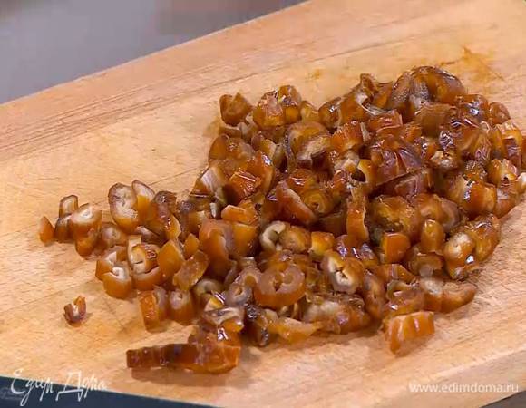 Финики мелко порезать.