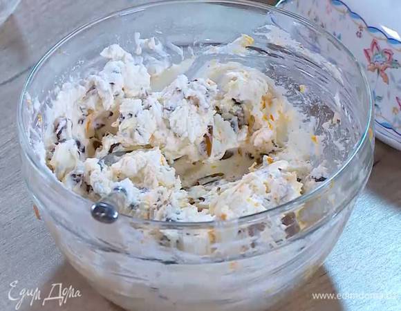 Нарезанные финики перемешать с творогом, сливочным сыром и апельсиновой цедрой.