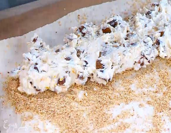 На одну длинную сторону теста выложить творожную начинку, посыпать ее оставшимся измельченным миндалем и свернуть тесто в рулет.