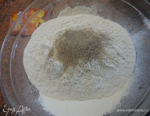 Утром просеять 1,5 кг муки. Часть муки (возможно, у вас уйдет не вся мука) смешать с солью и ванильным сахаром и добавить ее к опаре. Остальную муку добавлять частями. У меня осталось грамм 90. Я использовала ее при формовке булочек. Хорошо вымешиваем, чтобы тесто начало отставать от рук, у меня на это ушло 15 минут. 