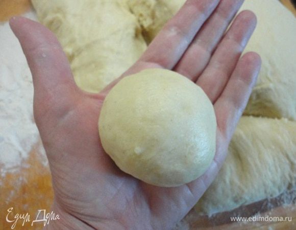 Выкладываем на разделочную доску, присыпанную мукой, и формируем изделия, те, что вам нравятся – булочки, плюшки, пироги, плетенки. На этот раз я готовила булочки весом 70-75 грамм. Получилось 34 штуки.