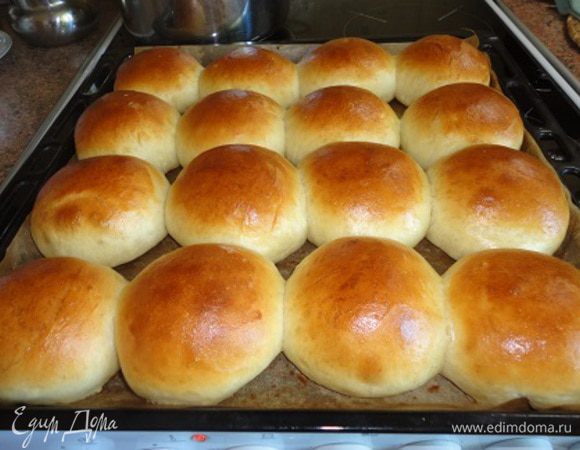 Я выпекала 15 минут при температуре 180°C. Вы ориентируйтесь по своей духовке. Крупные изделия, типа рулетов, выпекаются 30-40 минут. Булочки невероятно воздушные!
