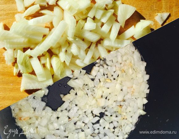 Порежьте и обжарьте лук до золотистой корочки, я обжаривала в мультиварке в течение 5 минут. 