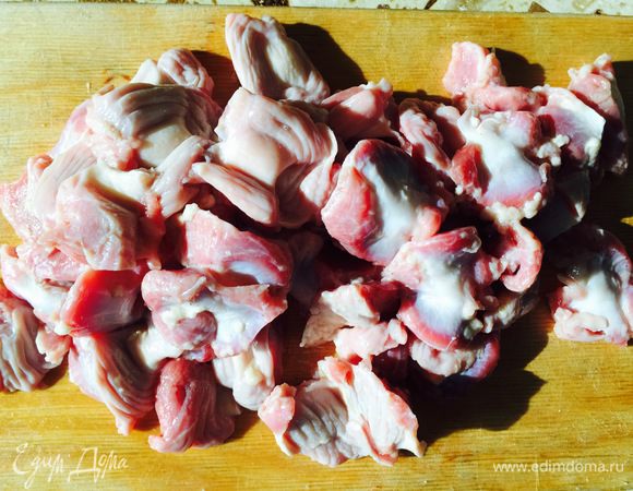 Порезать уже очищенные и вымытые желудочки, добавить к луку и обжарить так же в этом режиме 5 минут.