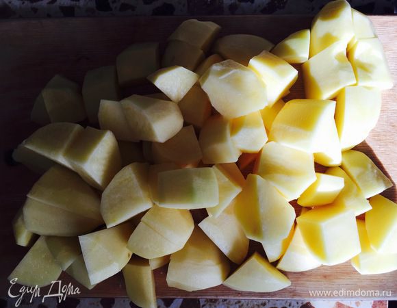 Затем добавить порезанный картофель, так как мы блюдо тушим, картофель разрезаем крупно.