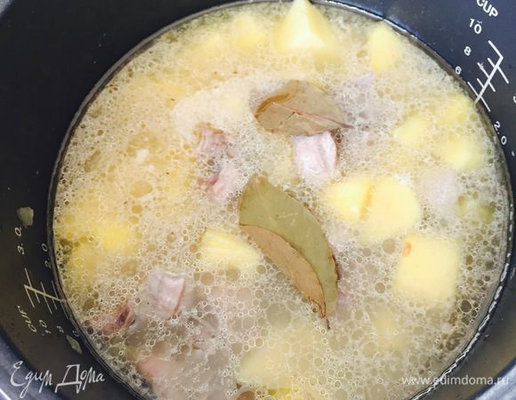 Добавляем картофель в мультиварку и наливаем воду, чтобы было все под водой! У меня получилось пол литра. Добавить 2 ч.л. соли, щепотку черного перца и лавровый лист.