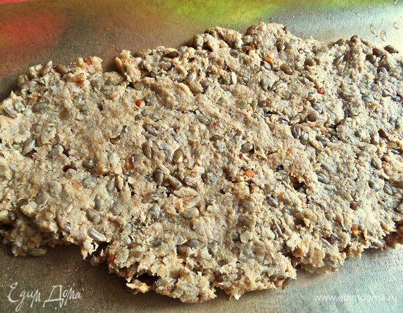 Вырезаем по форме для выпечки пергамент, но шире в два раза, складываем пополам, на одну сторону распределяем тесто.