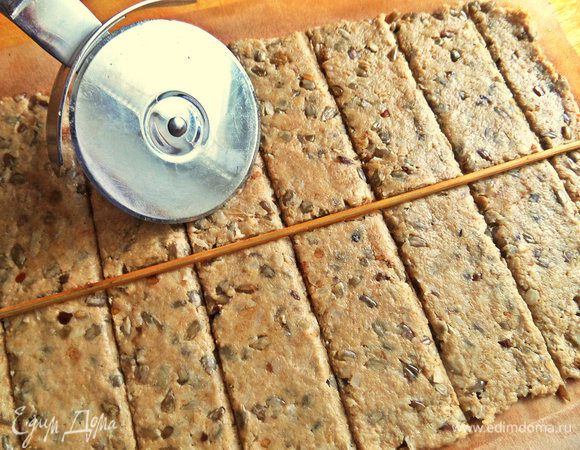 Выравниваем края в прямоугольник. Разрезаем на порции с помощью шпажки и ножа для пиццы.