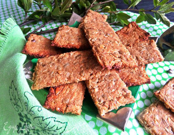 Помогаем отделиться галетам друг от друга и укладываем горкой.