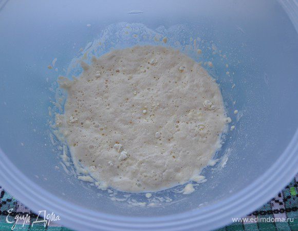Молоко подогреть до теплого состояния и развести в нем свежие дрожжи, столовую ложку сахара, полстакана муки (из общего количества). Перемешать и оставить на 15 минут для активизации дрожжей.