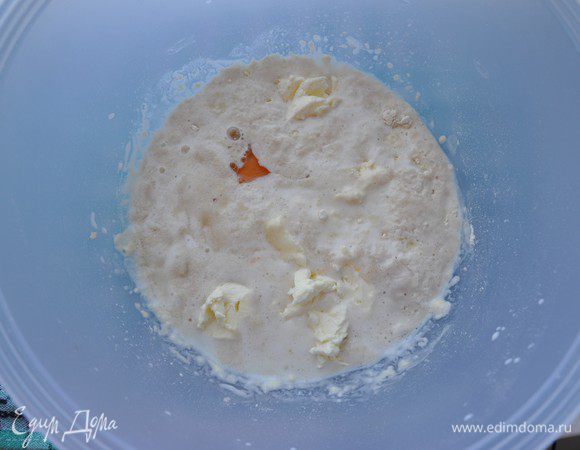 В ожившие дрожжи добавить воду, яйцо, оставшийся сахар, мягкое сливочное масло кусочками. Хорошо перемешать.