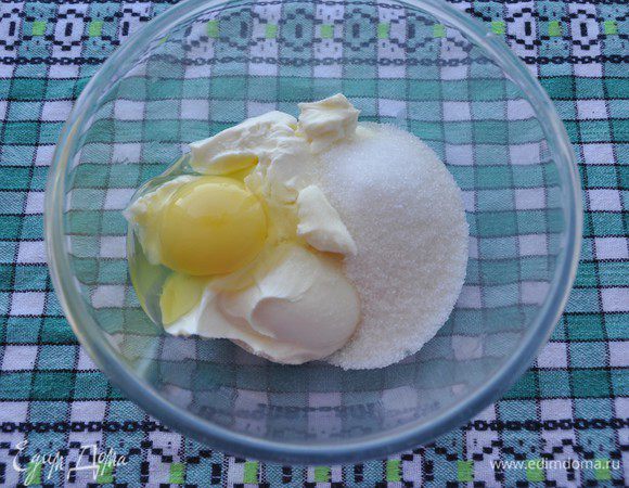 Пока тесто подходит, закончим приготовление начинки.
Для этого смешать комнатной температуры сливочный сыр, сахар и яйцо. Взбить венчиком.