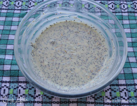 Добавить остывший мак и мелко натертую цедру с большого апельсина (обязательный ингредиент — не забудьте добавить!). Перемешать.