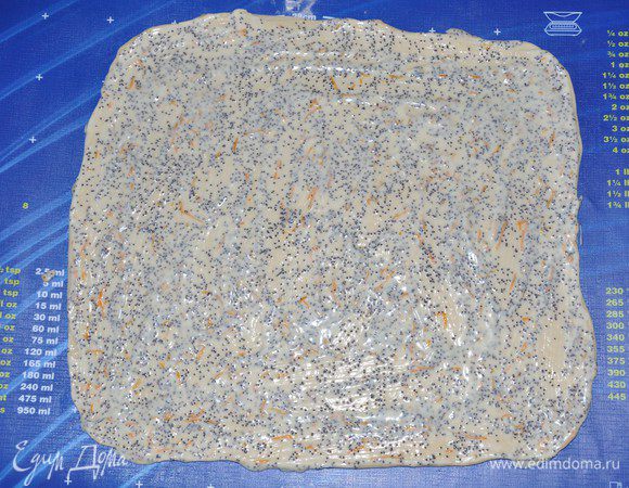 Тесто и начинку разделить на две части. Теста хватит на 2 хлебушка размером 23х9 см.  
Чуть подпылив стол мукой, раскатать тесто в прямоугольник размером 40*30 см.
Равномерно распределить начинку.
