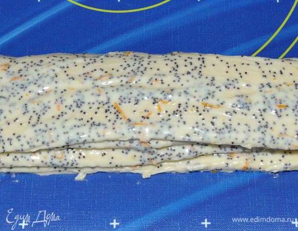 Разрезать тесто горизонтально на 5 полосок. Сложить их одна на другую. 