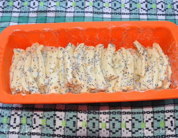 Металлическую форму для выпечки смазать маслом. Если форма силиконовая смазывать не нужно.
Разрезать полоски теста на 5 квадратов и уложить в форму вертикально. Чтобы было удобнее укладывать, можно поставить форму вертикально на торец и укладывать стопочкой квадратики теста.
Также использовать вторую половину теста и начинки. 