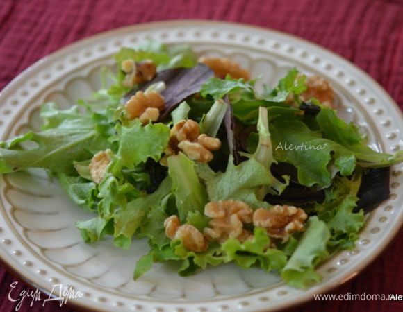 На тарелки разложить салатную смесь из свежих листьев салата. Орехи можно подсушить. Ягоды помыть, добавить в тарелки.