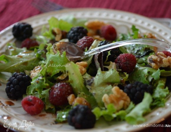 Салат готов. Полить заправкой. Подаем к столу. Приятного аппетита.