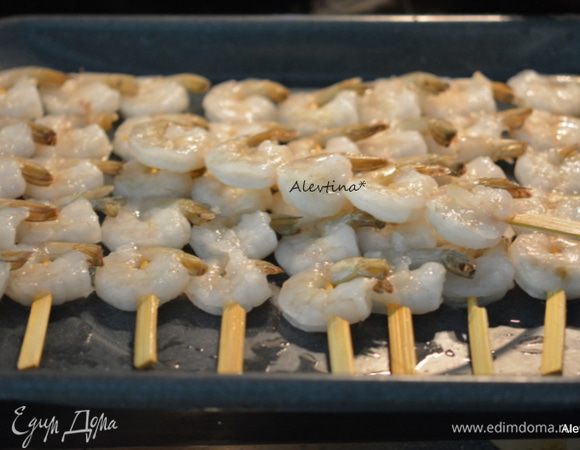 Деревянные палочки/шампура отмочить в воде 30 минут. Это делается для того, чтобы шампура не подгорели во время готовки на гриле. Креветки замороженные можно не очищать хвостики. Нанизывать на шампура на небольшом расстояние друг от друга.