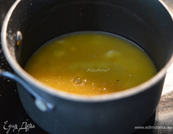 В небольшой кастрюльке растопить сливочное масло, добавить все остальные ингредиенты. Перемешать все. Снять с огня.