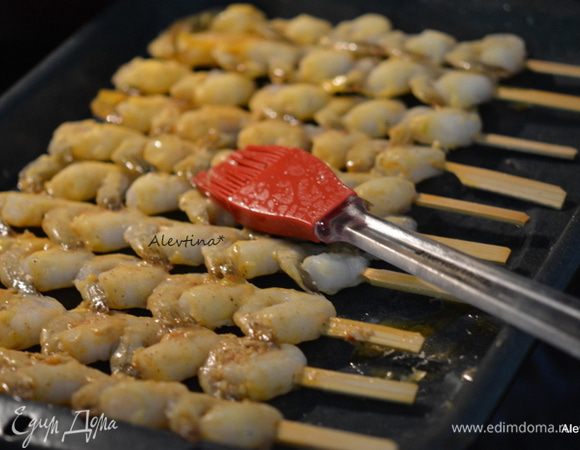 Гриль разогреть до 200°С. Смазать шампура с креветками маринадом с 2 сторон. Поставить в холодильник на 10 минут.