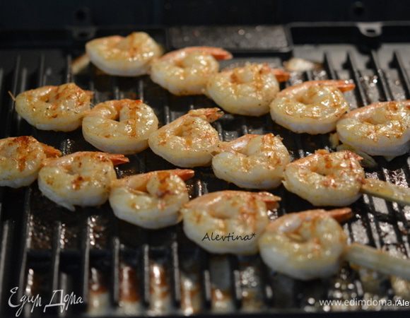 Готовим на гриле примерно 2 минуты сторона. Раз перевернув.