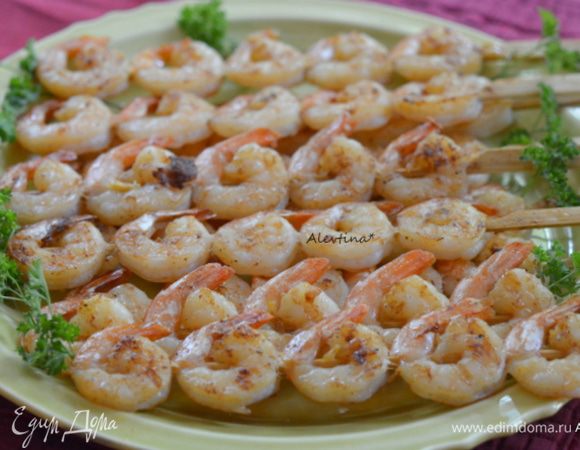 Подаем к столу, можно кисточкой вновь пройтись оставшимся маринадом. Украсить блюдо зеленью. Приятного аппетита.