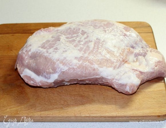 Берем хороший кусок нежирного мяса (в моем случае окорок).