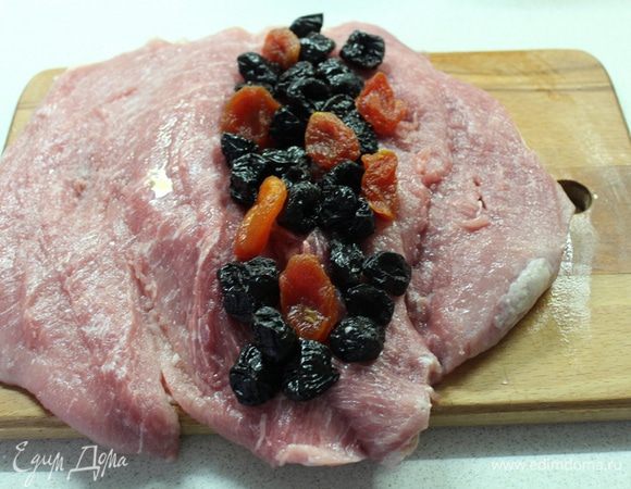 Разрезаем его вдоль, не прорезая до конца, открываем его как книжку. Солим мясо внутри, выкладываем сухофрукты.