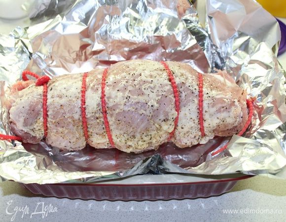 Затем плотно сворачиваем мясо рулетом, свободные концы, чтобы начинка не вываливалась, скрепляем зубочисткой. Натираем рулет маслом, солью, черным молотым перцем и молотым кориандром. Перекладываем мясо в жаропрочную форму и ставим в духовку запекаться на 45-50 минут.