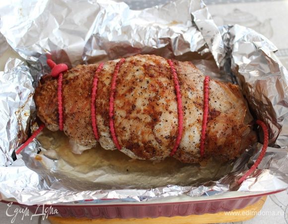 После того, как мясо запеклось, накрыть его фольгой и дать постоять минут 15 перед нарезанием (если вы планируете подавать мясо на следующий день, полностью остудите его и уберите в холодильник, завернув фольгой).