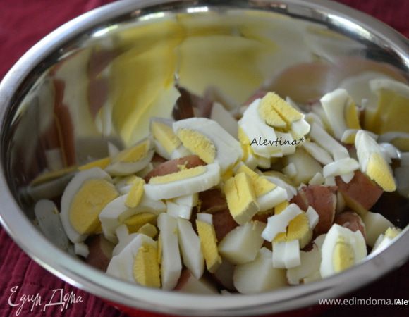 Картофель и яйца отварить до готовности. Очистить яйца от скорлупы. Одно яйцо можно оставить для украшения. Картофель и яйца нарезать не крупно. 