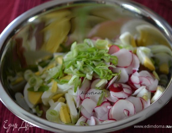 Добавить в салат тонко нарезанный редис, шнит лук или зеленый лук.