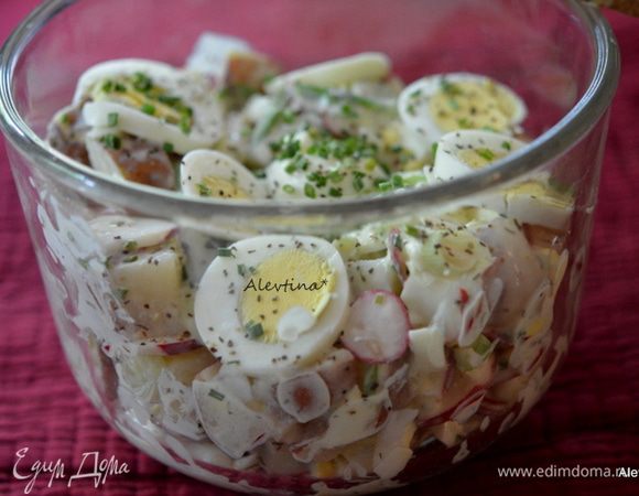 Перемешать салат и заправку вместе, посолить и поперчить. Можно поставить в холодильник на 30 минут. Украсить салат яйцом,зеленью. Подаем к столу. Приятного аппетита.