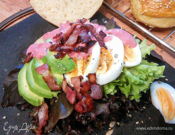 А вот и сам бутерброд-сендвич с яйцами, поджаренными ломтиками бекона и авокадо и самым вкусным на свете соусом "карри" — home made :). Так же можно сделать бутерброд с красной рыбкой, ветчиной и всем, чем душа пожелает.