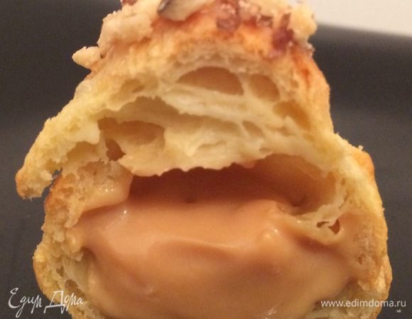 Заранее варим сгущенку 2 часа (или покупаем готовую, мне вкуснее самодельная) и перекладываем ее из банки в миску, чтобы остывала.
