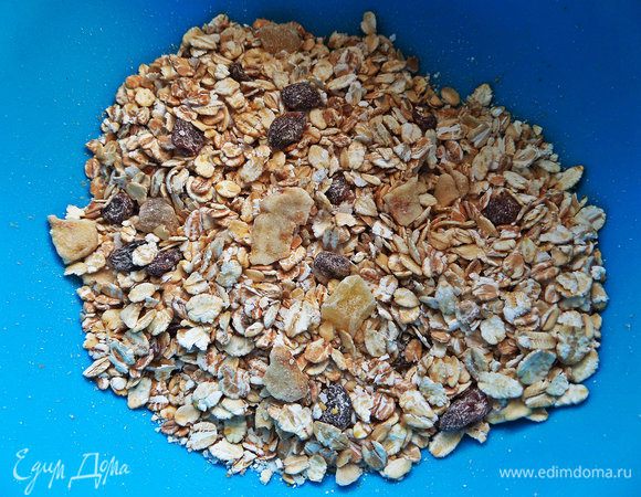 Вот такие мюсли были дома... с изюмом, бананом и очень сладкими ананасовыми цукатами.