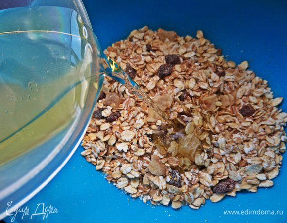 Отмеряем масло и воду и выливаем в мюсли.
