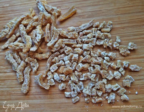Имбирные цукаты мелко крошим.