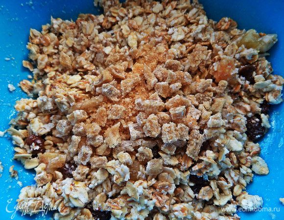 Высыпаем к влажным мюсли.