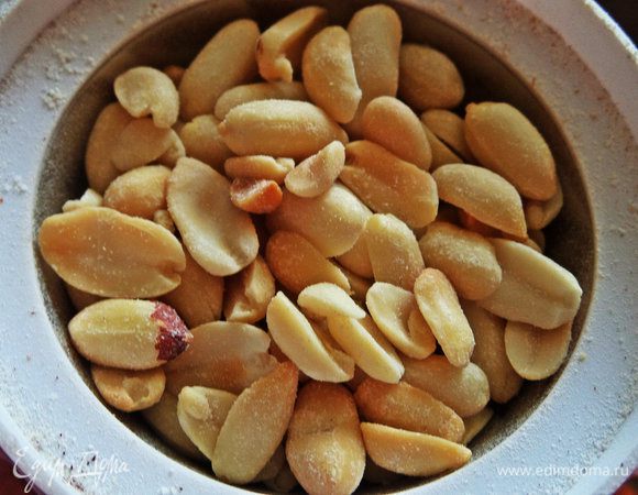 Очищенный арахис смолоть в кофемолке.