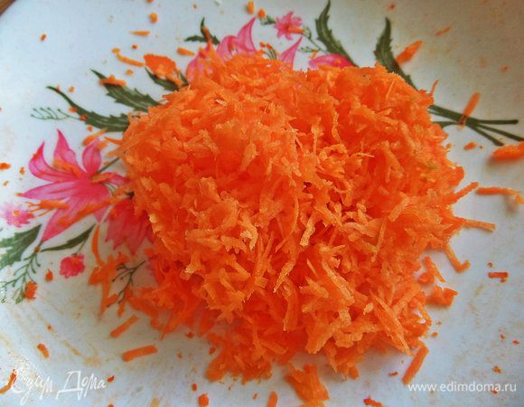 Морковь почистить, мелко натереть.