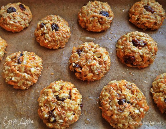 Смазываем пергамент маслом и выстраиваем на него печенье-колобки, прижав со всех сторон. У меня вышло 12 штучек.