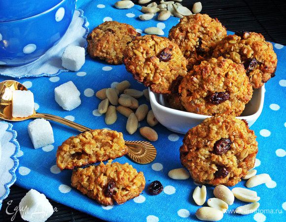 Переносим готовое печенье в вазочку.