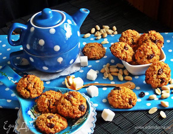 Оно не сильно мягкое, но и не рассыпчатое, больше похоже на овсяные прянички. Хорошо держит форму, хоть и без яиц, но и ломается/режется тоже отлично.