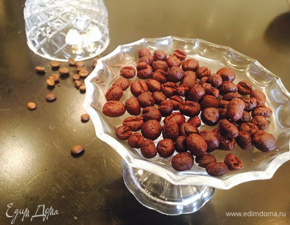 Смешать все сухие ингредиенты. Добавить молоко и хорошенько вымесить. Масса должна получиться густой как пластилин. Если жидковато — отрегулируйте сухим обезжиренным молоком, если очень густая смесь — жидким.
Можно по желанию добавить пару капель ароматизатора.
